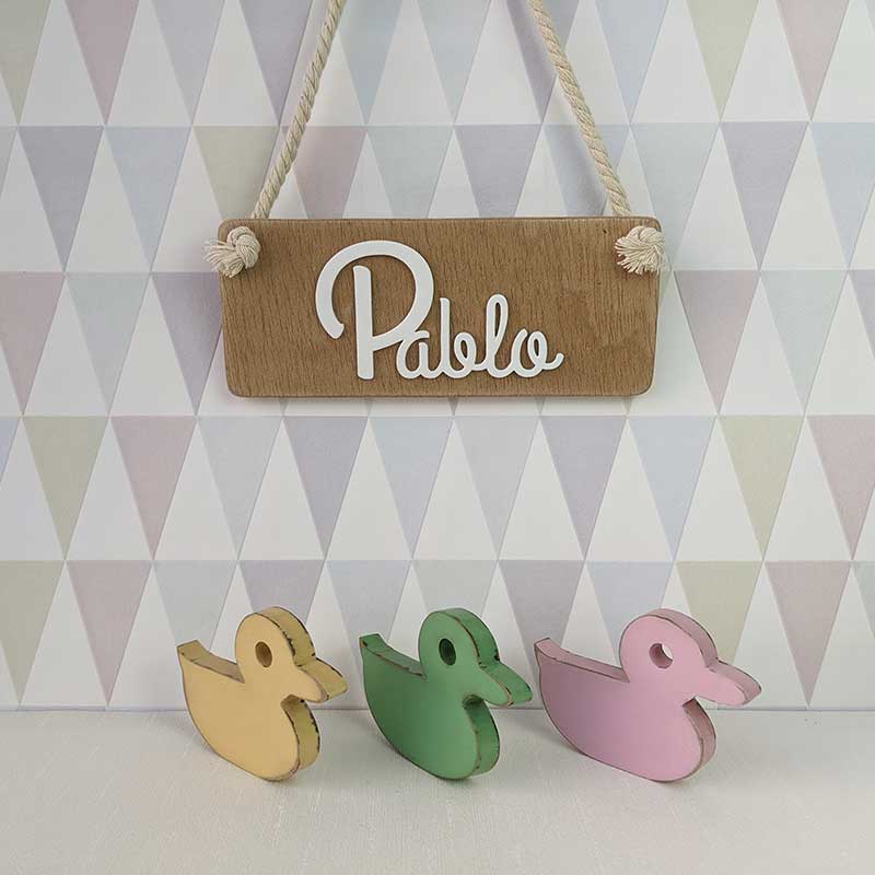 pablo en relieve en tablero de madera