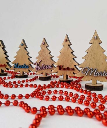 cinco árboles pequeños de madera de navidad personalizados con nombre