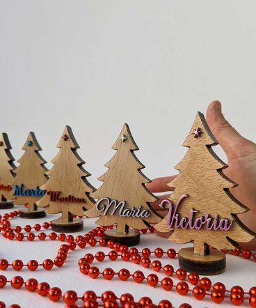 cinco árboles de navidad de madera pequeños personalizados con nombre