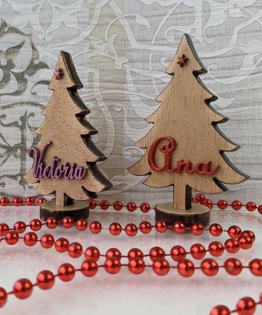 Dos árboles de navidad de madera personalizados con nombre en relieve