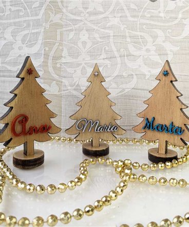 Tres árboles de madera pequeños de navidad personalizados con nombre en relieve