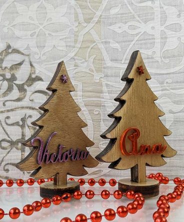 dos abetos de madera de navidad personalizados con nombre en relieve