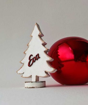 árbol de navidad blanco pequeño personalizado con nombre rojo en relieve