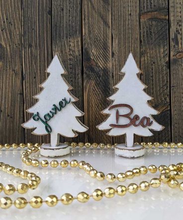 dos árboles de navidad blancos personalizados con los nombres de javier y bea en relieve