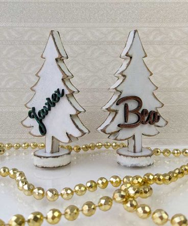 dos árboles de navidad blancos y pequeños personalizados con nombre