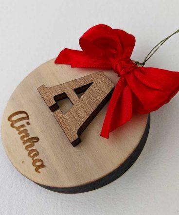 círculo de madera personalizado con letra en relieve y nombre grabado