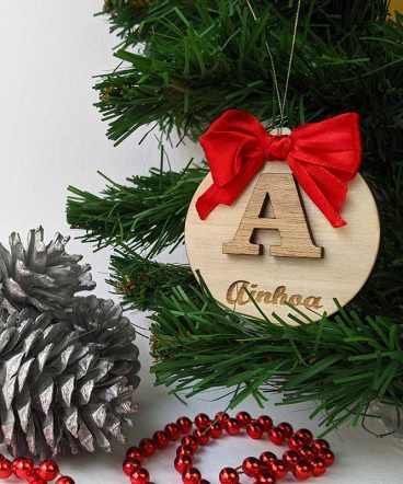 bola de navidad de madera personalizada con letra en relieve y nombre grabado