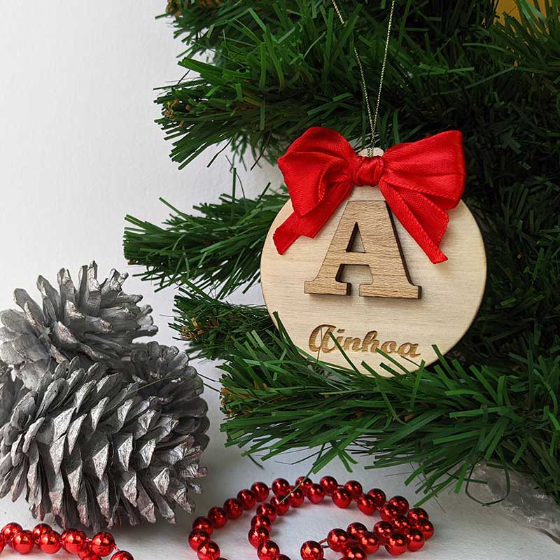 bola de navidad de madera personalizada con letra en relieve y nombre grabado