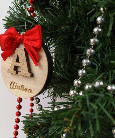 Círculo de madera de navidad personalizado con letra A y nombre grabado
