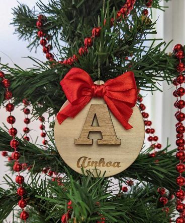 bola de navidad de madera personalizada con letra y nombre grabado