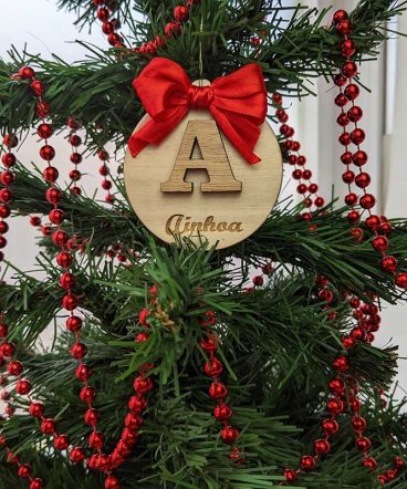 colgante de madera redondo personalizado con letra y nombre grabado