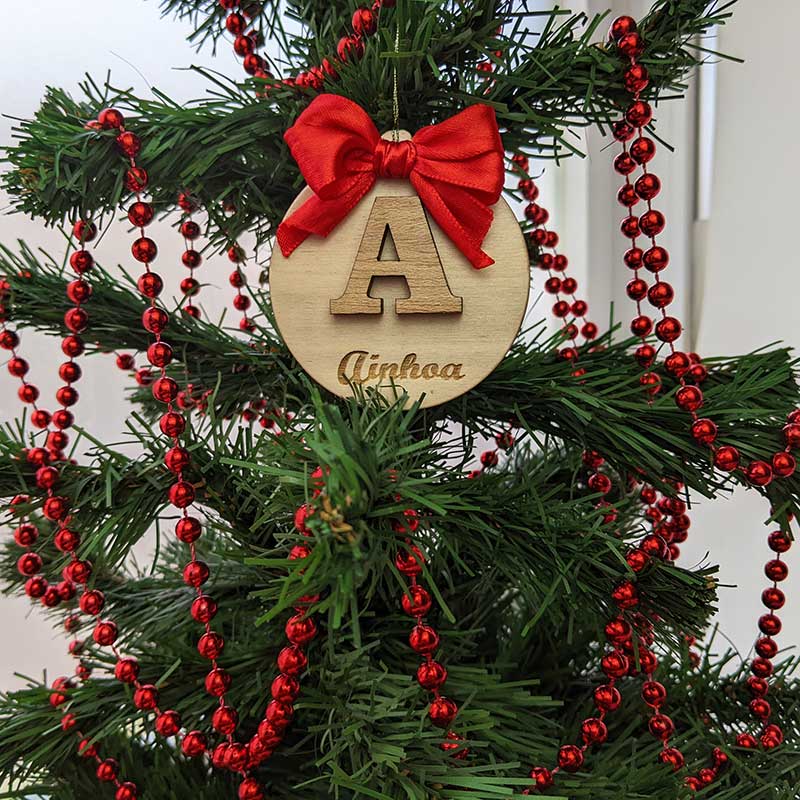 colgante de madera redondo personalizado con letra y nombre grabado