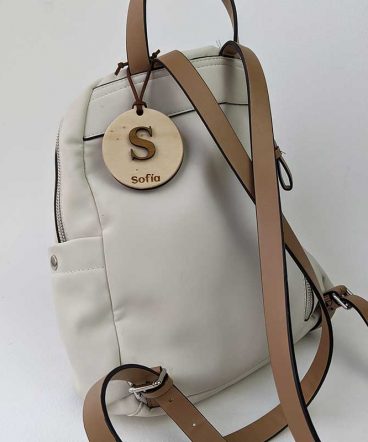 mochila blanca con colgante redondo de madera personalizado con letra y grabado