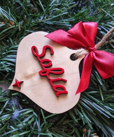 lágrima de navidad de madera con nombre y moña rojos