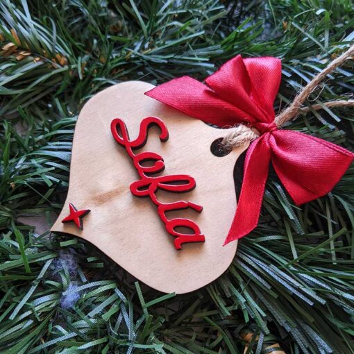 lágrima de navidad de madera con nombre y moña rojos