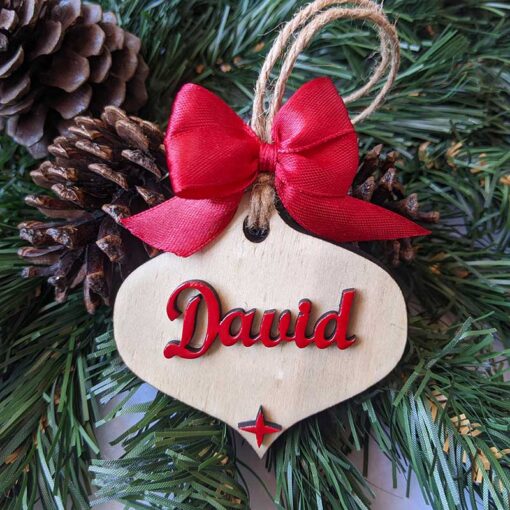 lágrima de navidad de madera con nombre y moña rojos