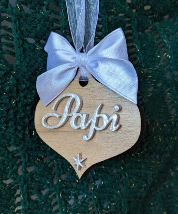 lágrima de navidad de madera con nombre b en y moña blancos