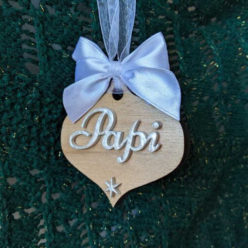 lágrima de navidad de madera con nombre b en y moña blancos