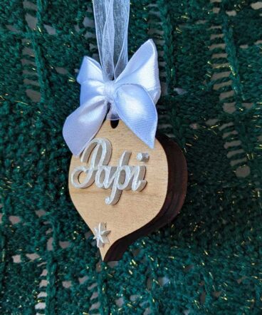 lágrima de navidad de madera con nombre y moña blancos