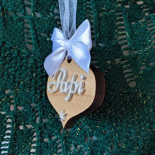 lágrima de navidad de madera con nombre y moña blancos