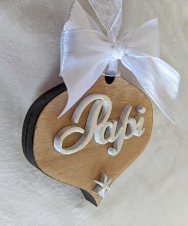lágrima de navidad de madera con nombre blanco en relieve y moña blanca encima