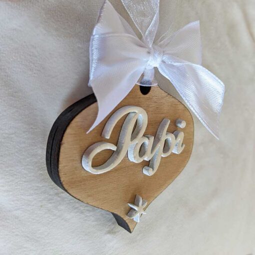 lágrima de navidad de madera con nombre blanco en relieve y moña blanca encima