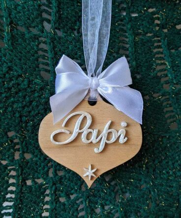lágrima de navidad de madera con nombre blanco en relieve en el centro y moña blanca