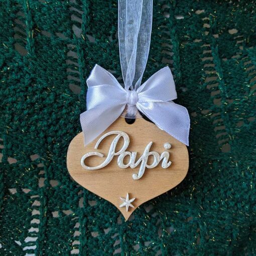 lágrima de navidad de madera con nombre blanco en relieve en el centro y moña blanca