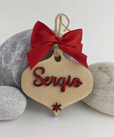 lágrima de madera de navidad personalizada con nombre, estrella y moña rojos