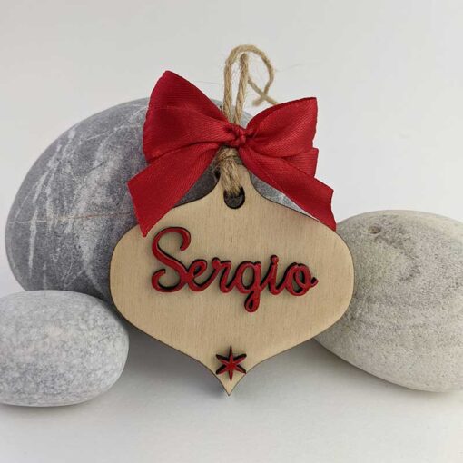 lágrima de madera de navidad personalizada con nombre, estrella y moña rojos