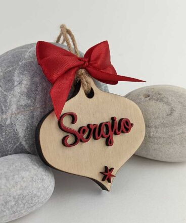 lágrima de navidad de madera personalizada con el nombre de Sergio y una estrella roja