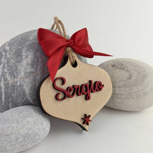 lágrima de navidad de madera personalizada con el nombre de Sergio y una estrella roja