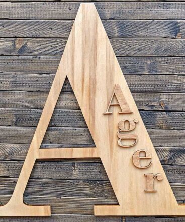 letra A de madera con el nombre en relieve de Ager en madera natural
