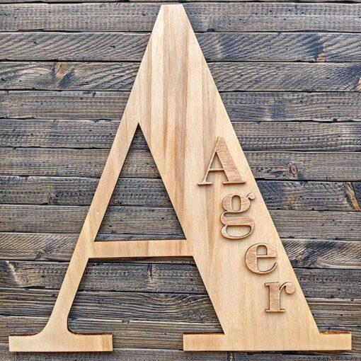 letra A de madera con el nombre en relieve de Ager en madera natural