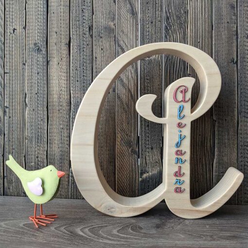 letra A de madera con nombre Alejandra en relieve vertical y multicolor
