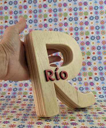Letra R de madera natural personalizada con el nombre de Río en relieve y en color rojo
