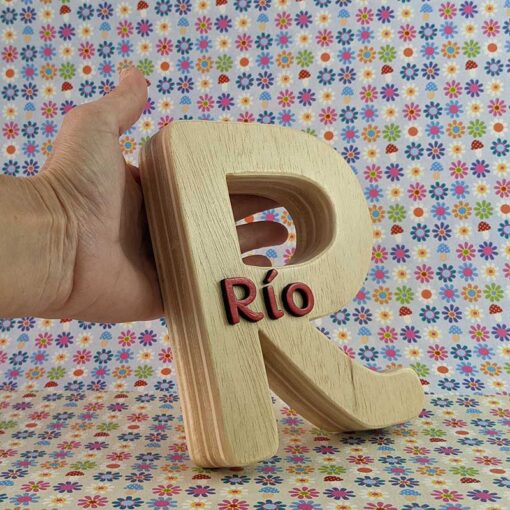 Letra R de madera natural personalizada con el nombre de Río en relieve y en color rojo