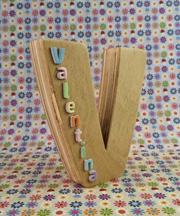 Letra V en madera natural personalizada con el nombre de Valentina multicolor y en relieve en un lateral