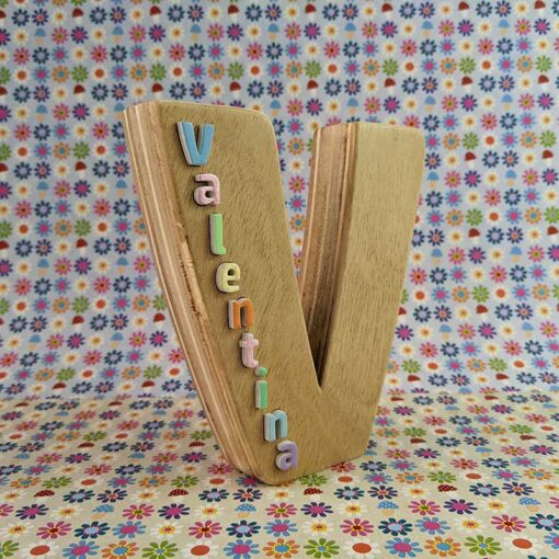 Letra V en madera natural personalizada con el nombre de Valentina multicolor y en relieve en un lateral