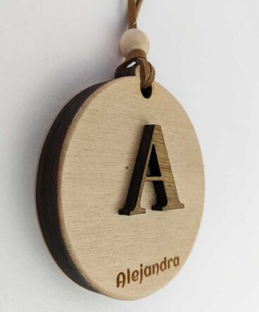 círculo de navidad de madera con el nombre de Alejandra grabado y letra A en relieve