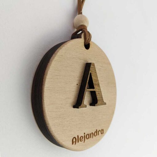 círculo de navidad de madera con el nombre de Alejandra grabado y letra A en relieve
