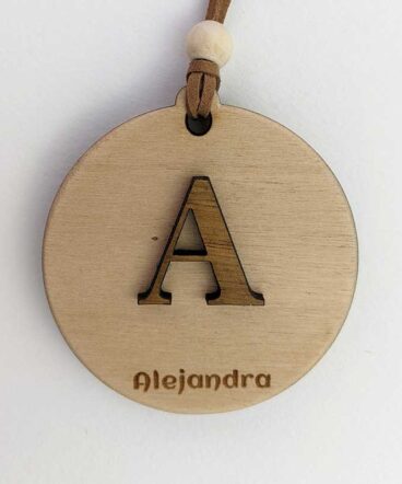 círculo de navidad de madera con el nombre de Alejandra grabado y la letra A en relieve
