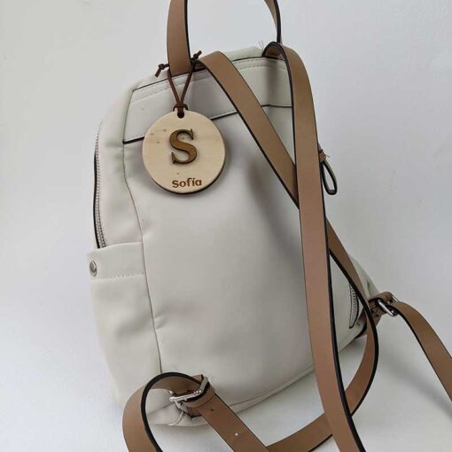 mochila con colgante redondo de madera con letra S en relieve y nombre Sofía grabado