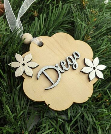 flor de madera de navidad personalizada con el nombre de Diego y flores plateadas y en relieve