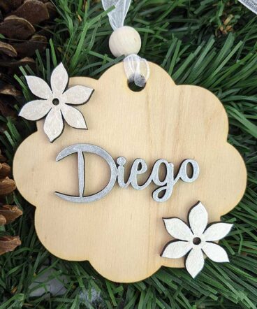 flor de madera de navidad personalizada con el nombre de Diego y flores plateadas y en relieve