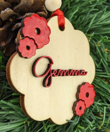 flor de madera de navidad personalizada con nombre gemma y flores en rojo