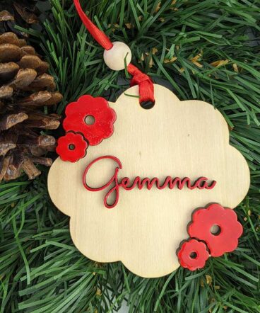 flor de madera de navidad personalizada con el nombre de Gemma y flores en rojo y en relieve
