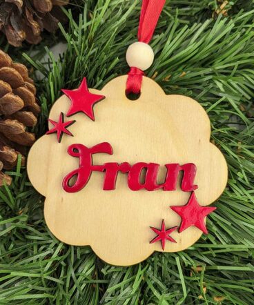 flor de madera de navidad personalizada con el nombre de Fran y estrellas en rojo y en relieve