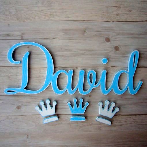 nombre David color celeste vintage con tres coronas debajo del mismo color