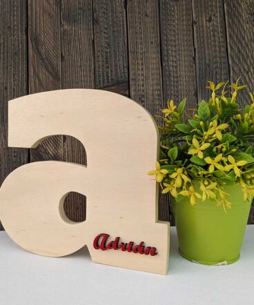 Letra a de madera natural con el nombre de Adrián color rojo y en relieve en la parte baja